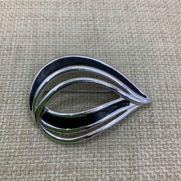 Monet Vintage Open Work Black Enamel Silver Tone Leaf Pin Brooch - Picture 1 of 8